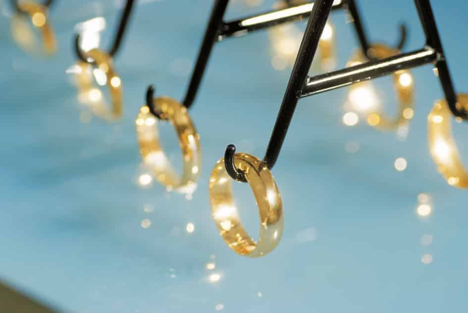 Ultrasonic cleaning jewellery